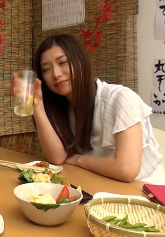 H_1724P009G00008 I let a senior woman who missed the last train stay at my house…I want to do it with an older woman like her!? I kissed her passionately and licked her whole body…